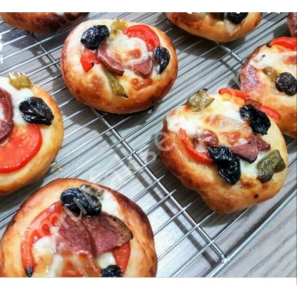 Mini pizzalar sucuklu kaşarlı zeytinli